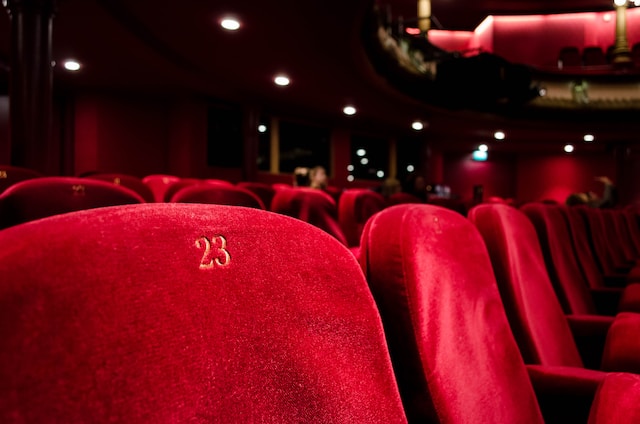 sedadla v divadle
