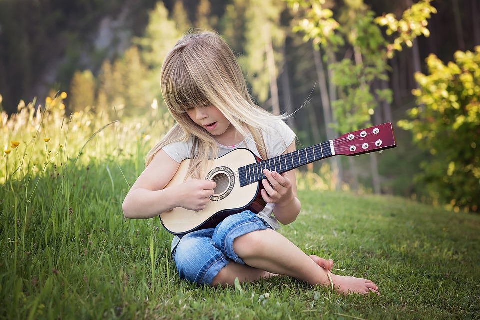 I děti rády hrají na hudební nástroj. 